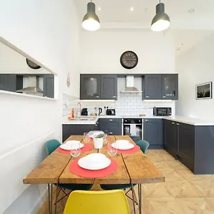 spacious-2-bedroom-leeds-city-centre-apartment.yorkshirehotels.net/